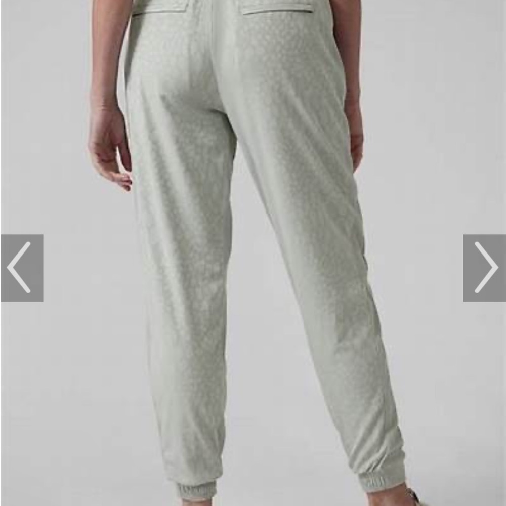 NWT Athleta Brooklyn subtle animal print Textured Joggers. Size 20